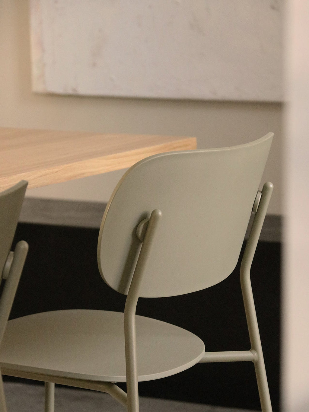 Chaise de salle à manger d'extérieur en plastique recyclé moderne avec conception empilable et résistante aux intempéries pour terrasse et jardin
