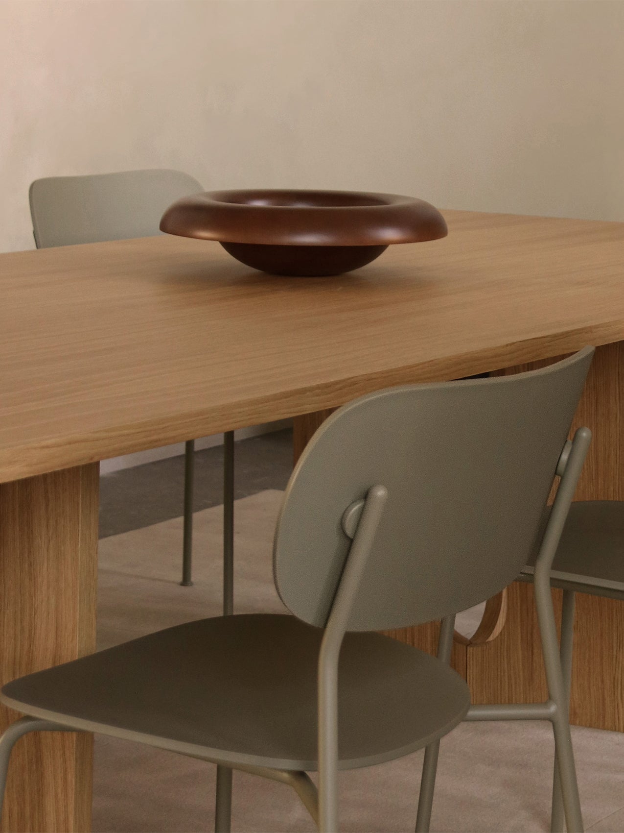 Chaise de salle à manger d'extérieur en plastique recyclé moderne avec conception empilable et résistante aux intempéries pour terrasse et jardin