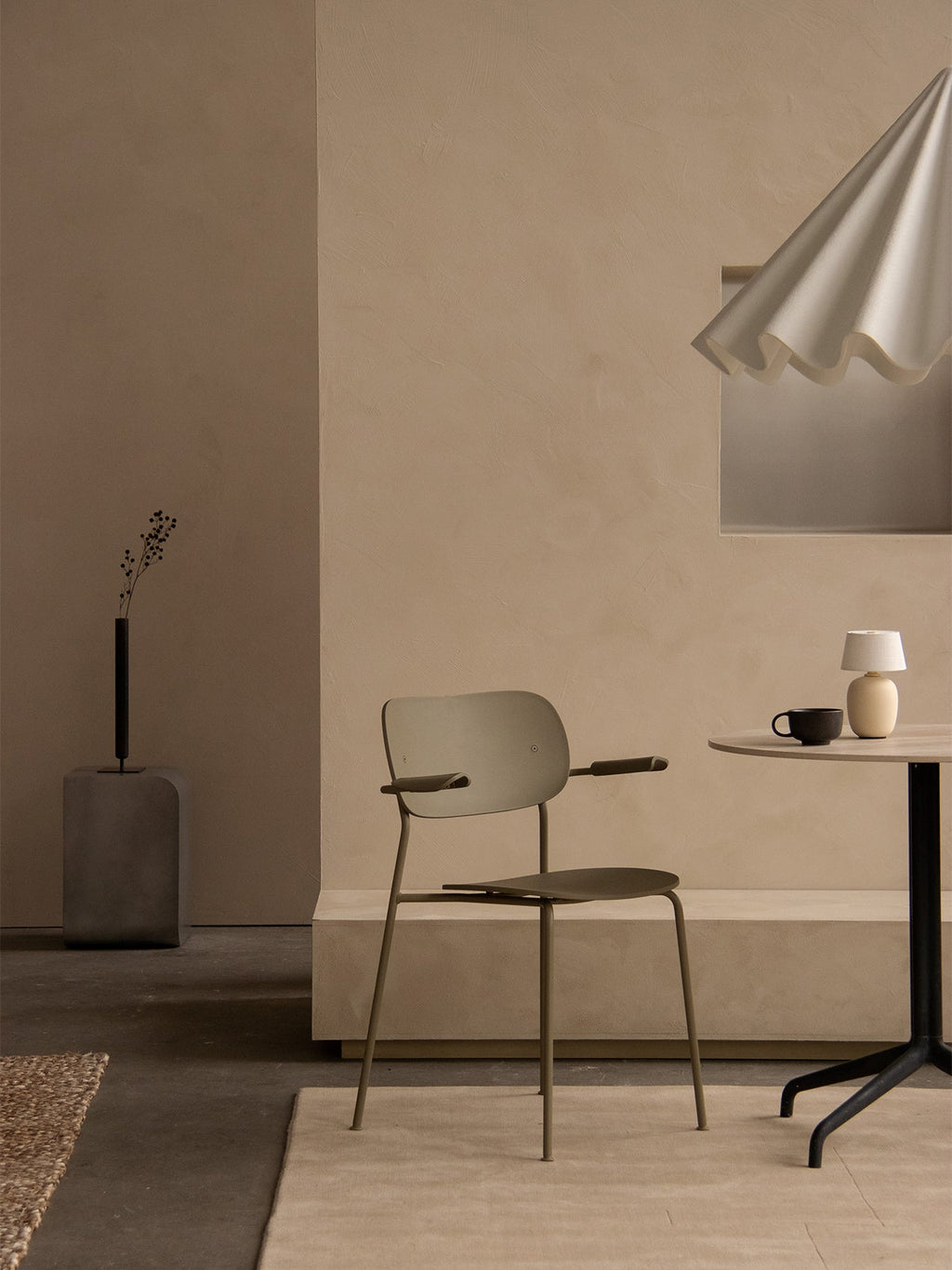 Chaise de salle à manger d'extérieur en plastique recyclé moderne avec conception empilable et résistante aux intempéries pour terrasse et jardin