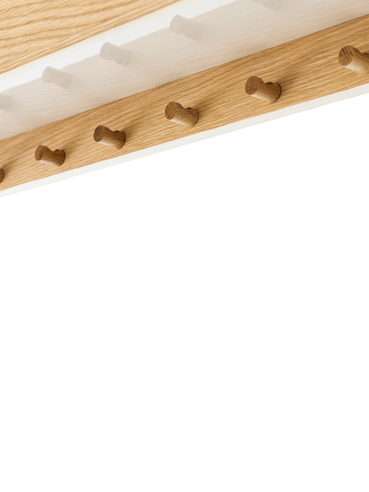 Étagère en chêne scandinave avec porte-manteau et 11 patères cachées pour entrée et chambre