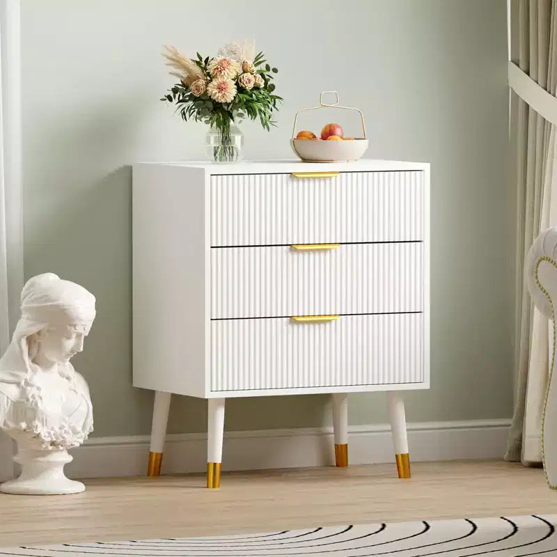 Commode moderne cannelée avec 3 tiroirs spacieux, commode en bois de 72,4 cm de hauteur, organisateur de rangement pour vêtements pour placard, salon ou couloir.