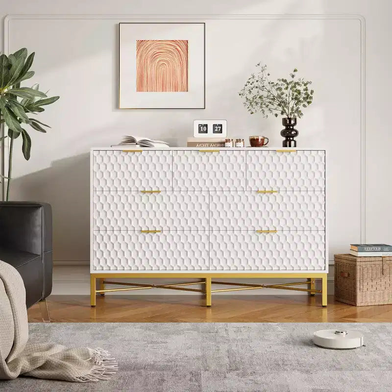 Commode moderne à 7 tiroirs avec plateau large et tiroirs profonds. Un grand coffre de rangement en bois pour chambre à coucher, couloir ou salon.