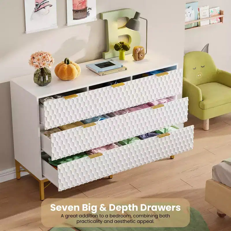 Commode moderne à 7 tiroirs avec plateau large et tiroirs profonds. Un grand coffre de rangement en bois pour chambre à coucher, couloir ou salon.
