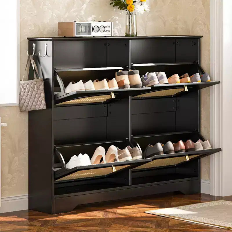 Meuble à chaussures étroit Mid-Century avec 4 tiroirs basculants et portes en rotin, organiseur à chaussures avec 2 crochets pour entrée et couloir Noir