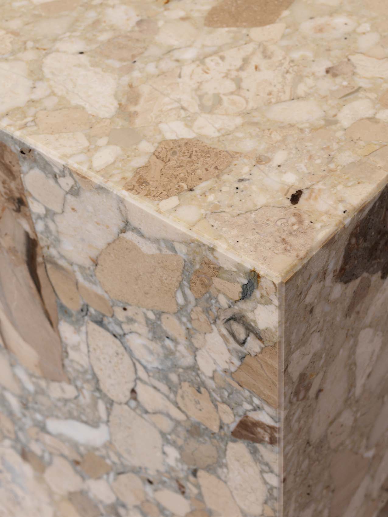 Table d'appoint minimaliste en marbre et pierre avec piédestal cubique sculptural pour salon et couloir