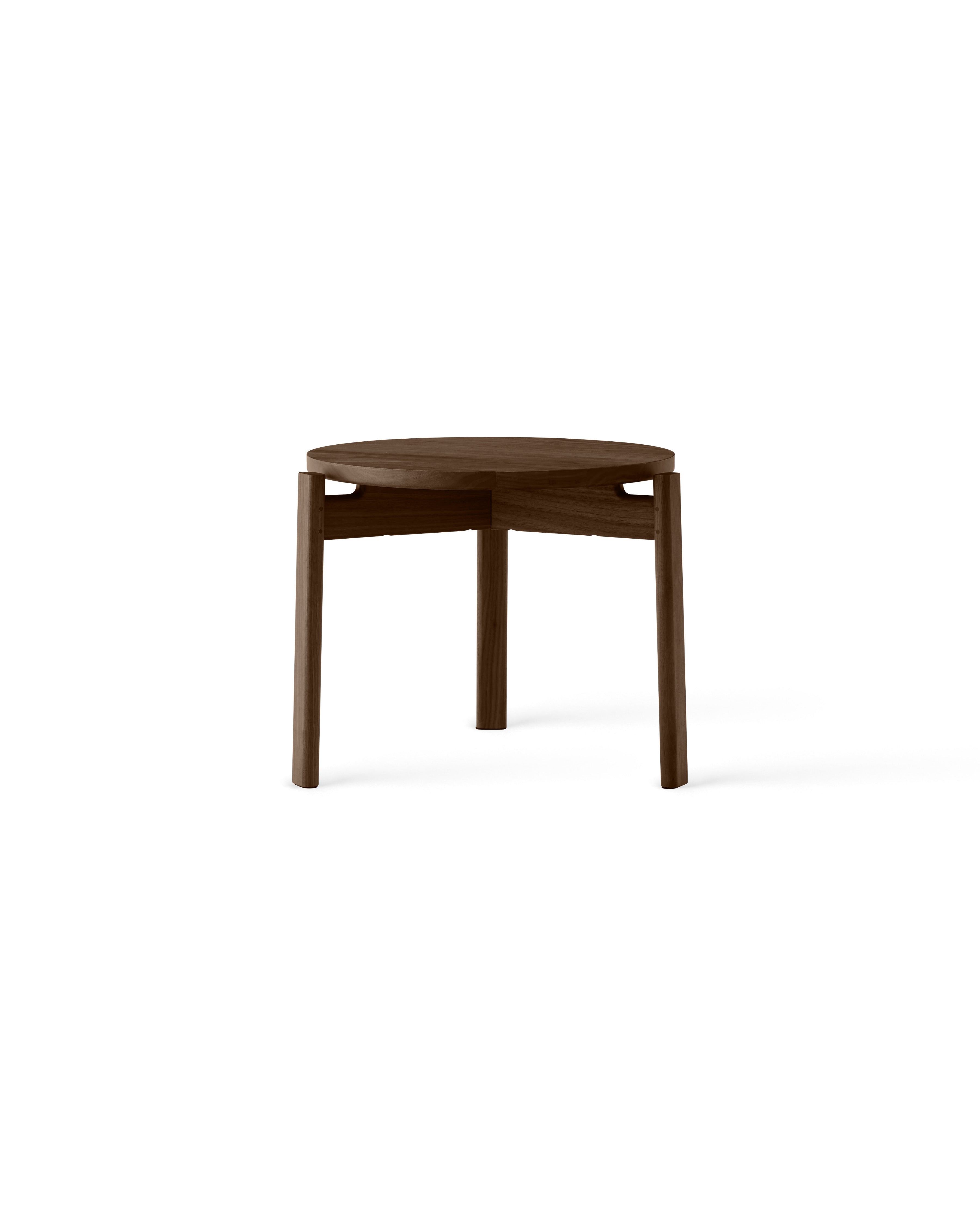 Table basse ronde scandinave en chêne massif et noyer avec assemblage à plat pour salon