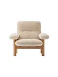 Fauteuil scandinave mi-siècle à dossier haut en peau de mouton avec accoudoirs exagérés pour salon et chambre