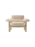 Fauteuil scandinave mi-siècle à dossier bas en peau de mouton avec cadre en bois pour salon et chambre