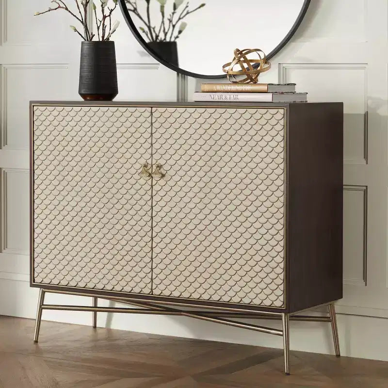 55 Downing Street Auric Meuble bas moderne en acajou et laiton de 35 1/2 po de large