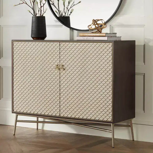55 Downing Street Auric Meuble bas moderne en acajou et laiton de 35 1/2 po de large
