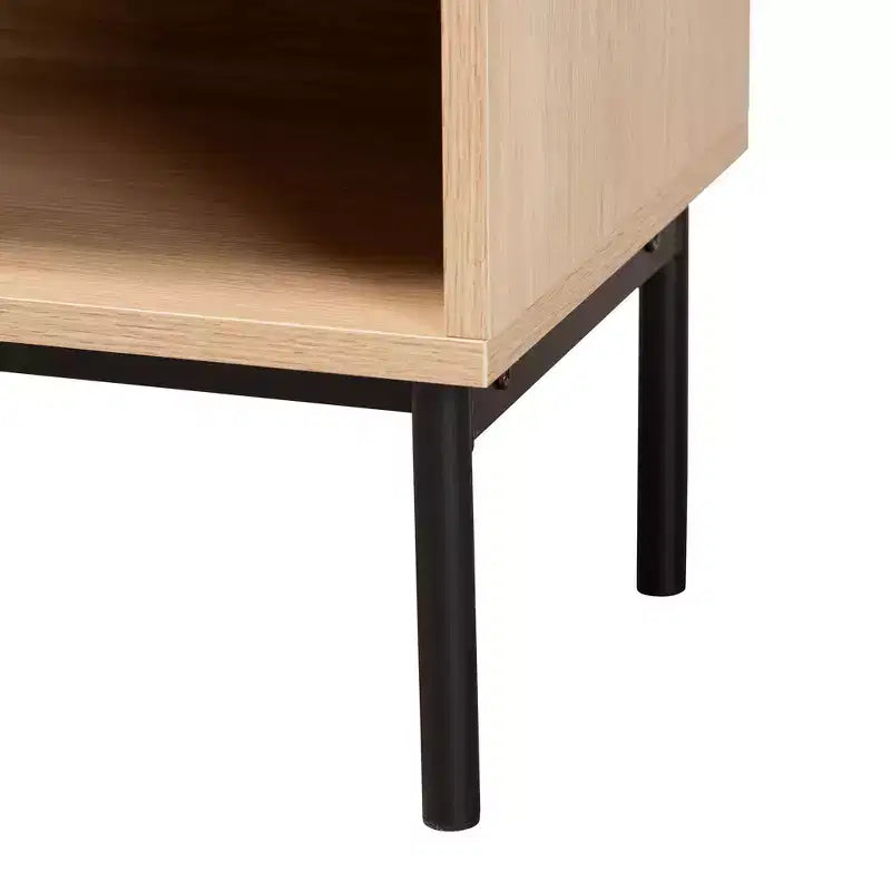 Table d'appoint Sherwin de style moderne du milieu du siècle, brun clair et noir, avec 1 tiroir et accent en rotin tressé
