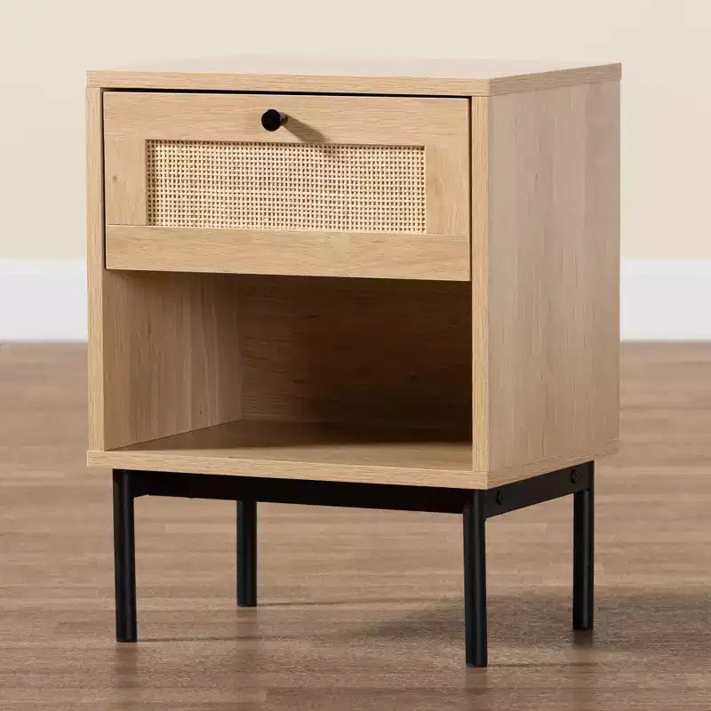 Table d'appoint Sherwin de style moderne du milieu du siècle, brun clair et noir, avec 1 tiroir et accent en rotin tressé