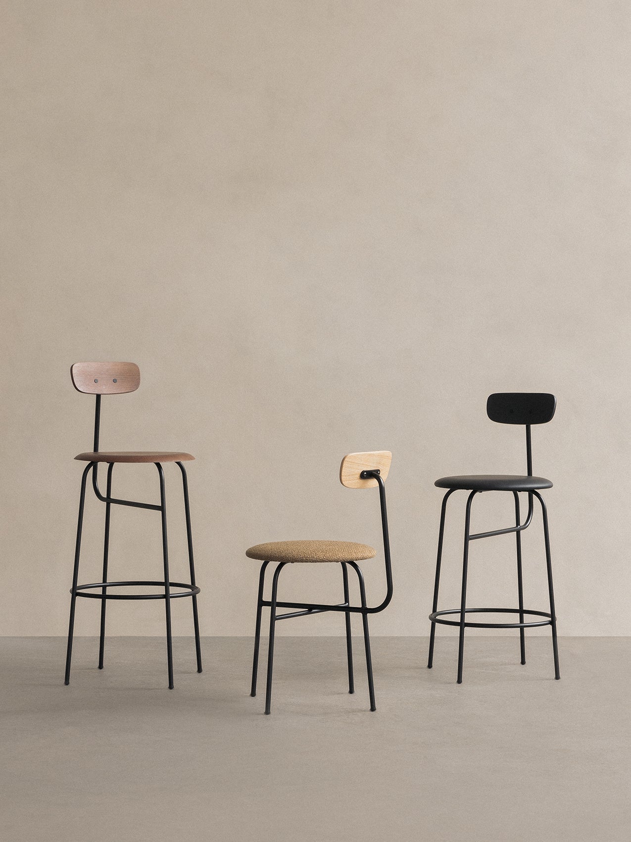 Chaise de salle à manger contemporaine en placage de bois, assise rembourrée, silhouette élégante et reconnaissable pour salle à manger