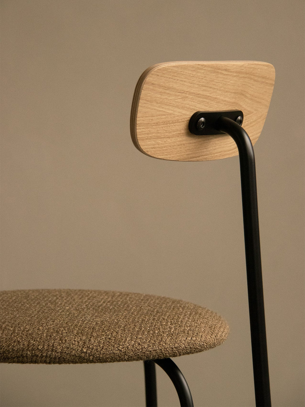 Chaise de salle à manger contemporaine en placage de bois, assise rembourrée, silhouette élégante et reconnaissable pour salle à manger