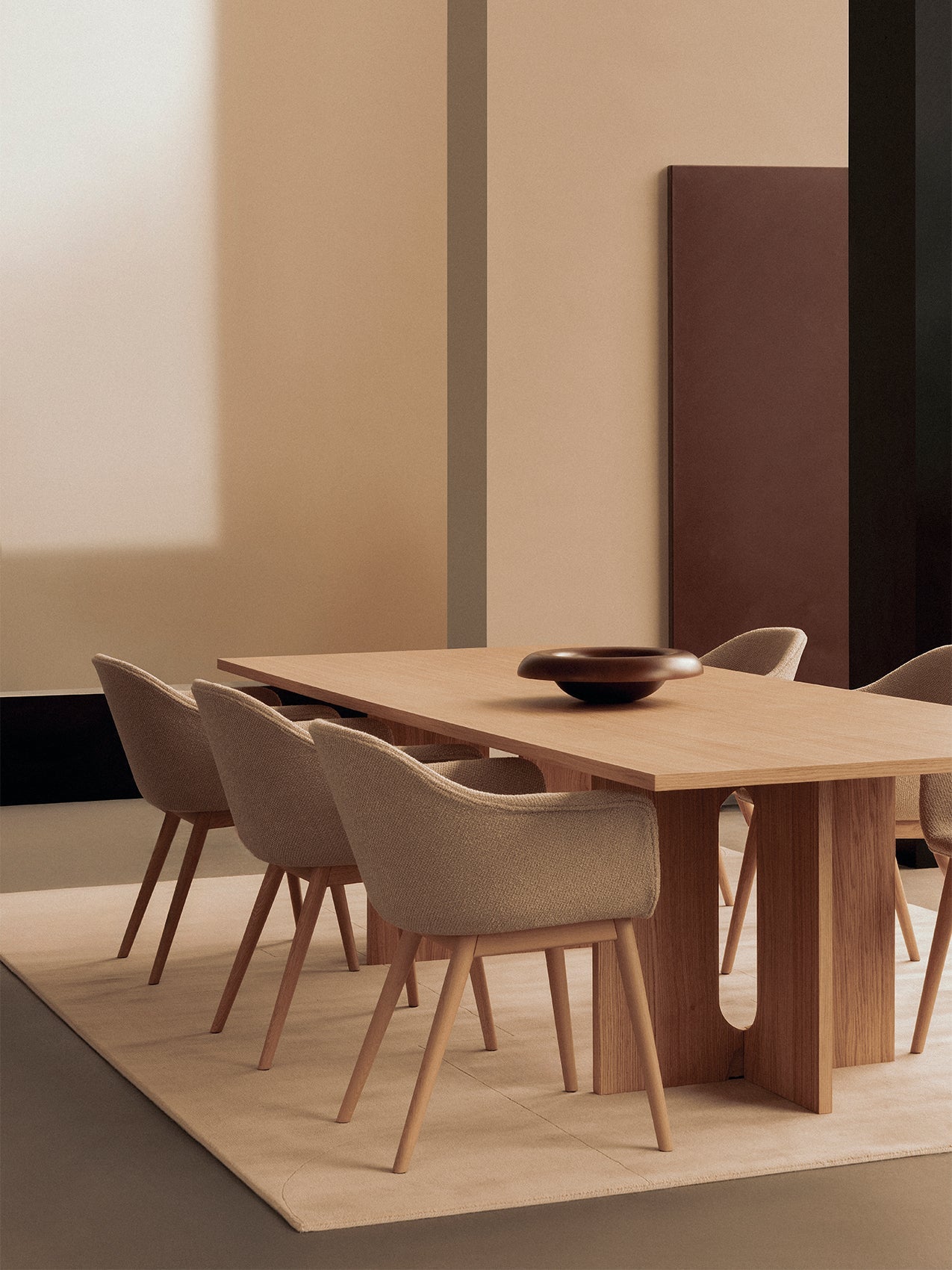 Chaise de salle à manger contemporaine rembourrée, base en bois avec dossier haut ergonomique pour salle à manger et bureau