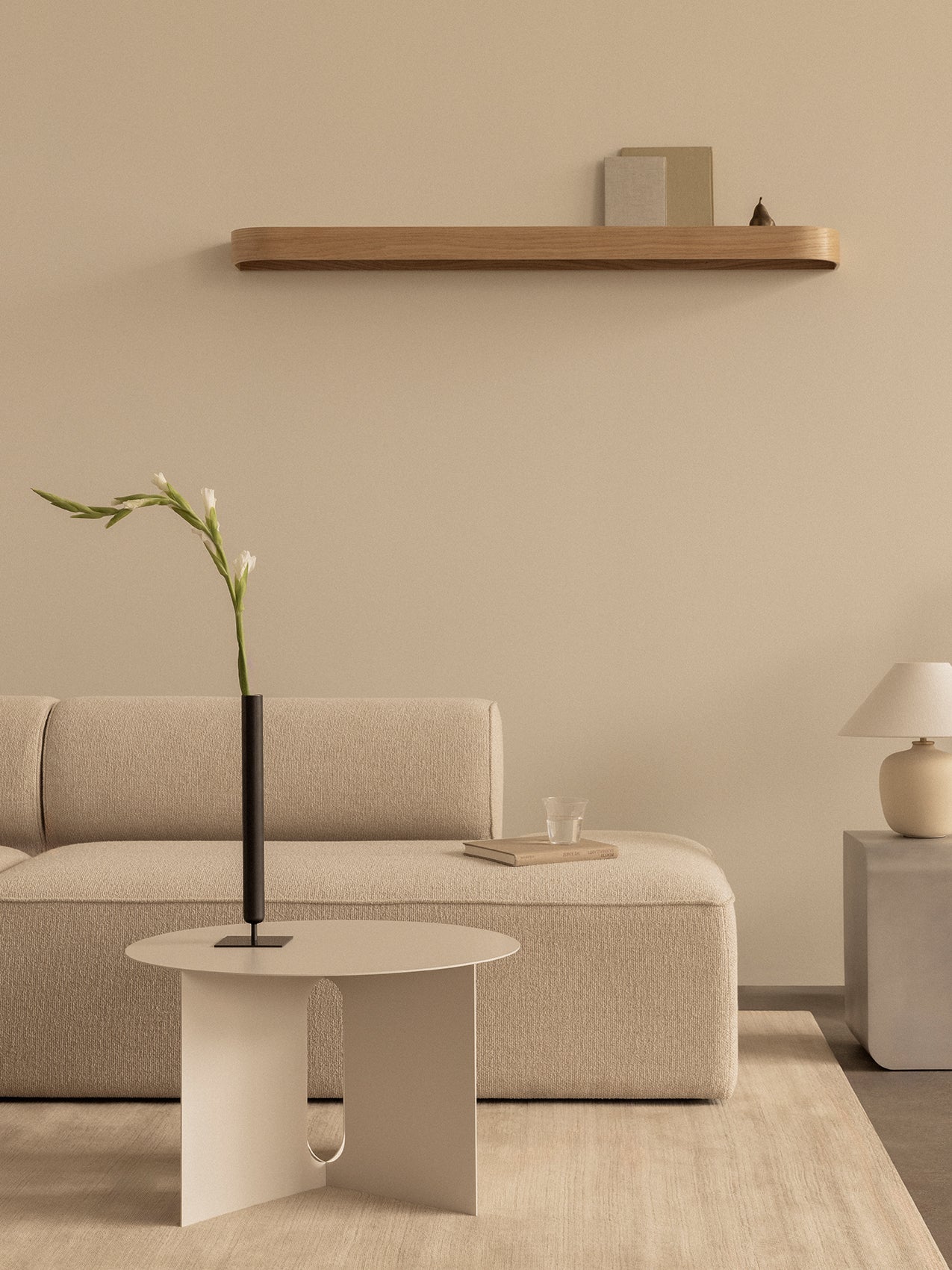 Table d'appoint scandinave en marbre Ø63 avec large plateau en porte-à-faux pour le salon