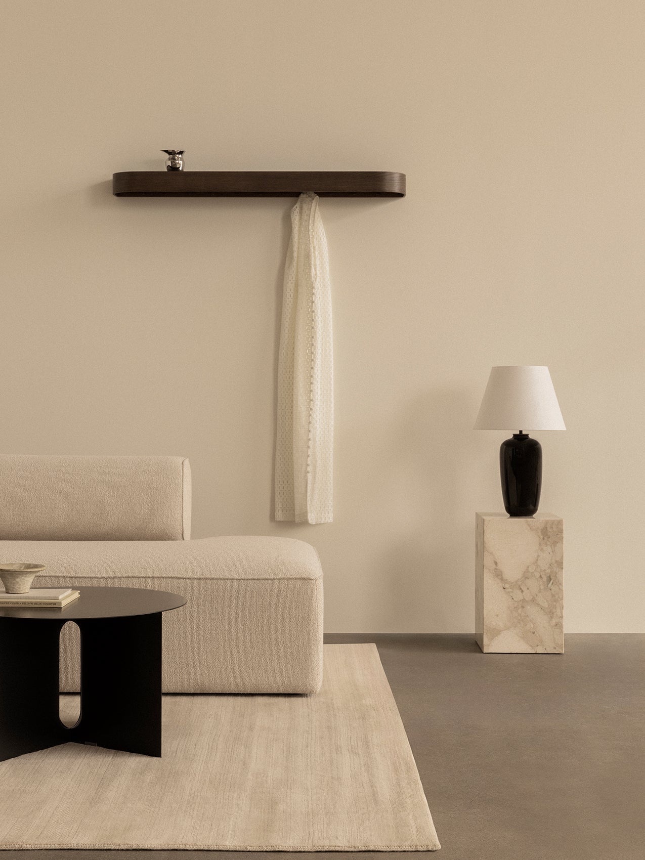 Table d'appoint minimaliste en marbre et pierre avec piédestal haut et forme sculpturale pour salon et couloir