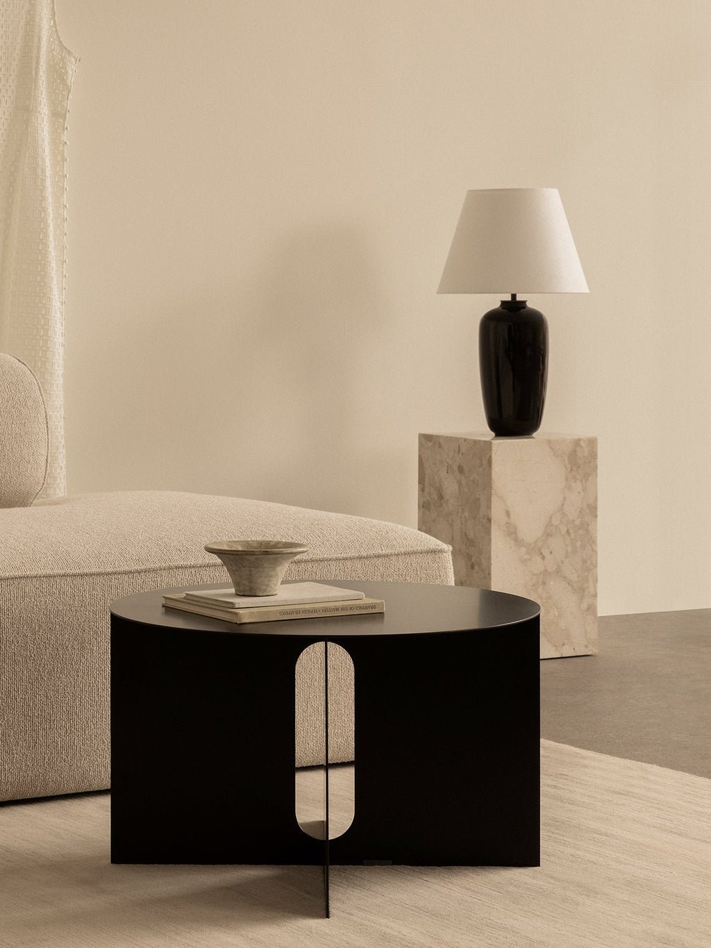 Table d'appoint scandinave en marbre Ø63 avec large plateau en porte-à-faux pour le salon
