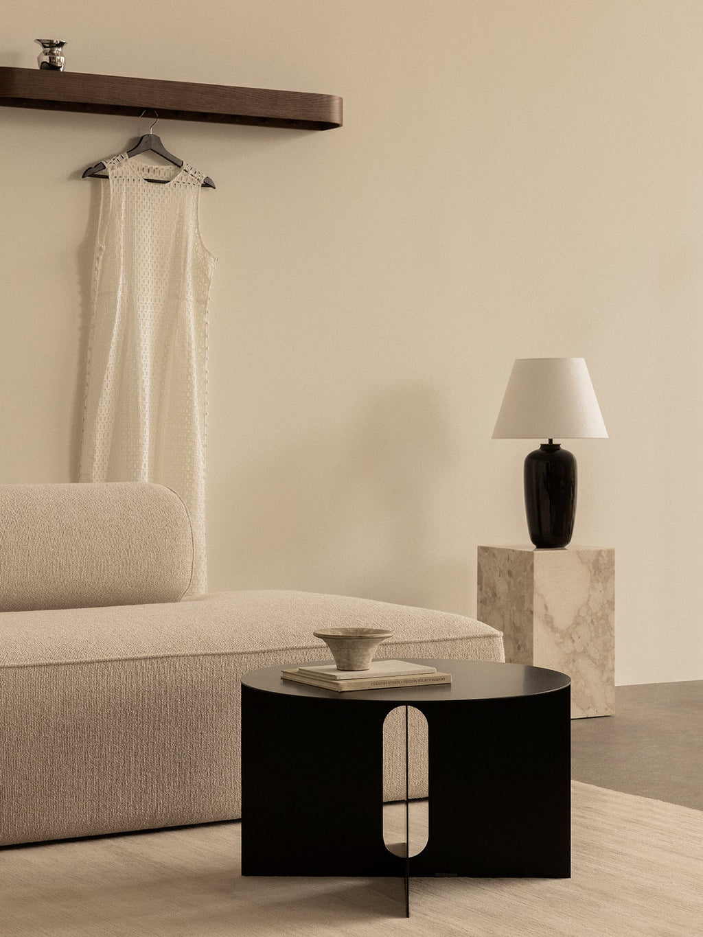 Table d'appoint scandinave en marbre Ø63 avec large plateau en porte-à-faux pour le salon