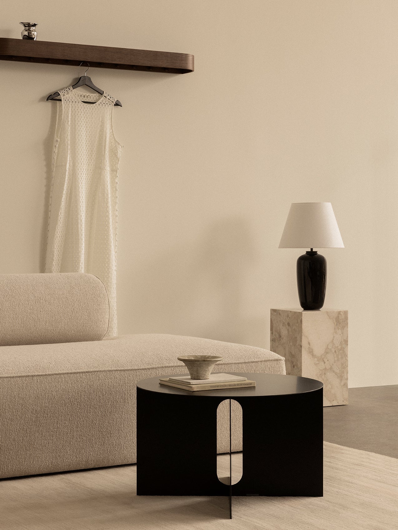 Étagère en chêne scandinave avec porte-manteau et 11 patères cachées pour entrée et chambre