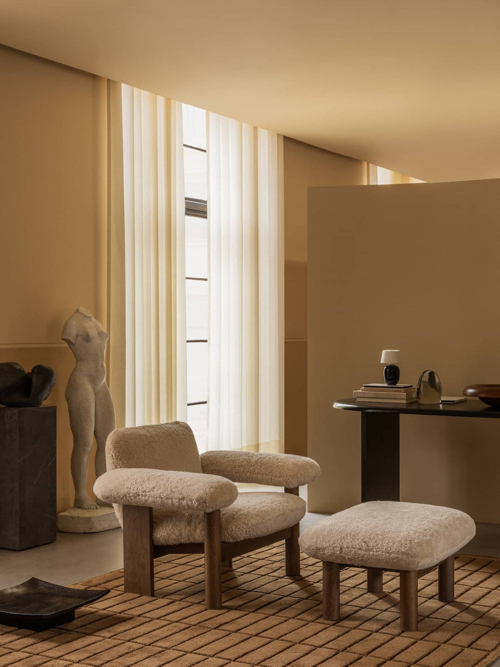 Fauteuil scandinave mi-siècle à dossier bas en peau de mouton avec cadre en bois pour salon et chambre