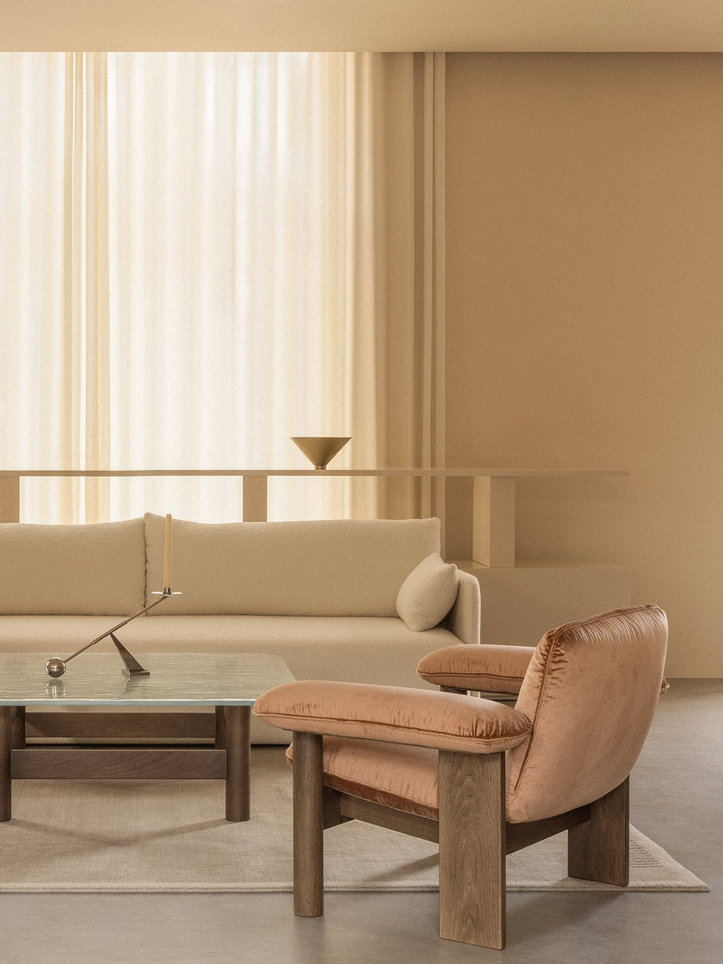 Fauteuil lounge scandinave du milieu du siècle à dossier bas, rembourré en textile, avec cadre en bois pour salon et et chambre.