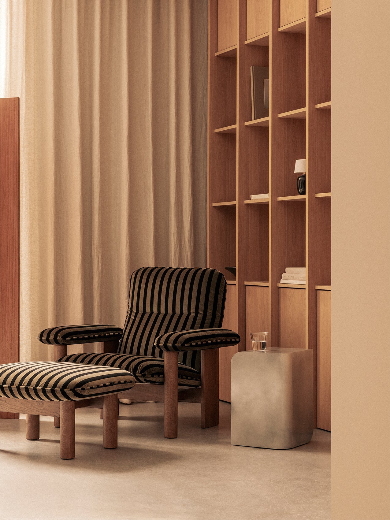 Fauteuil scandinave du milieu du siècle à dossier haut avec accoudoirs exagérés pour salon et chambre à coucher