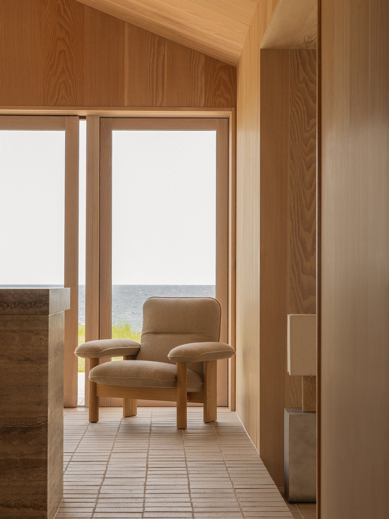 Fauteuil scandinave du milieu du siècle à dossier haut avec accoudoirs exagérés pour salon et chambre à coucher