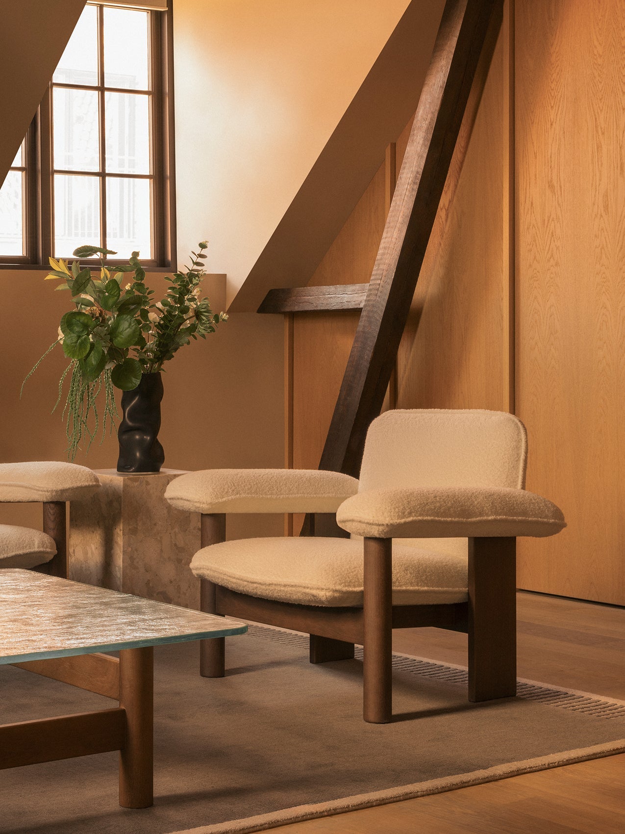 Fauteuil lounge scandinave du milieu du siècle à dossier bas, rembourré en textile, avec cadre en bois pour salon et et chambre.