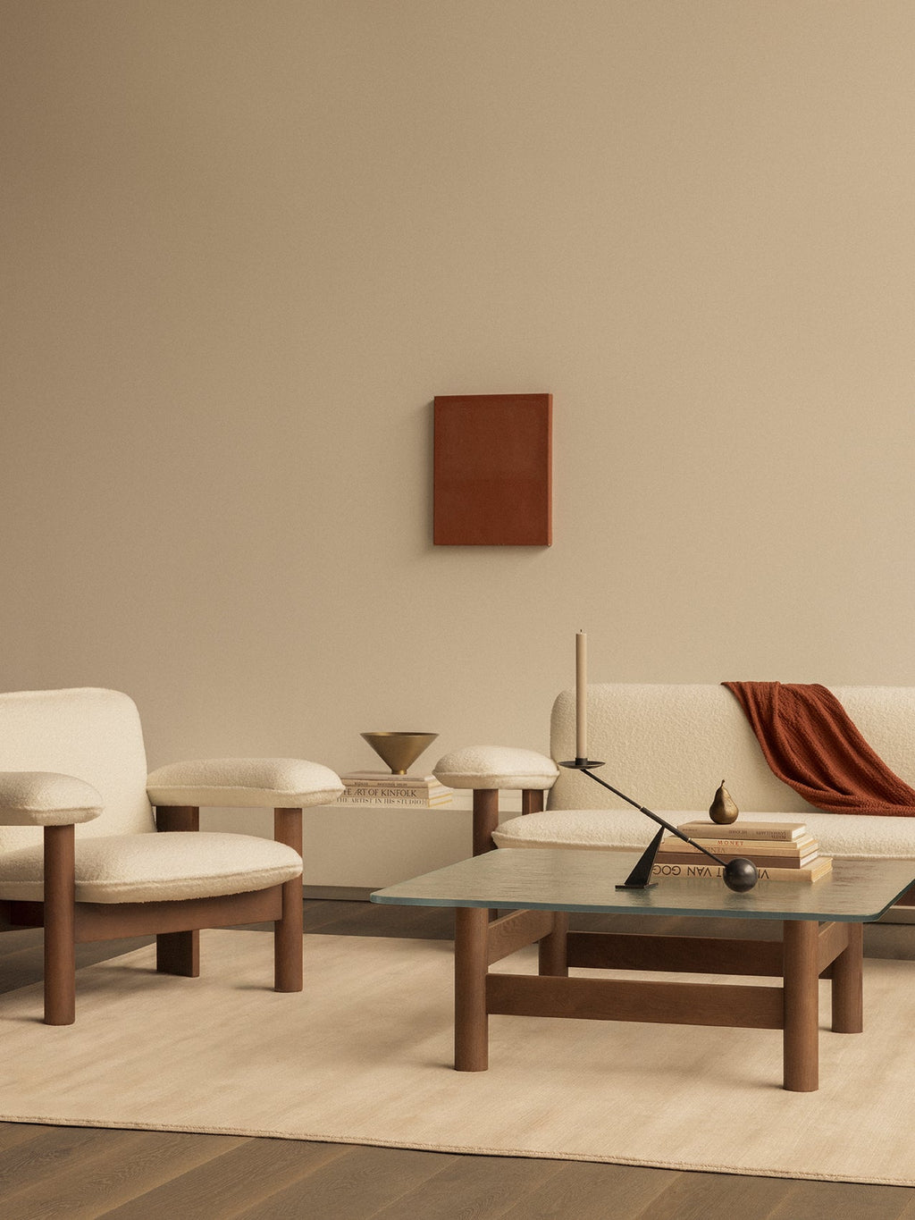 Fauteuil lounge scandinave du milieu du siècle à dossier bas, rembourré en textile, avec cadre en bois pour salon et et chambre.