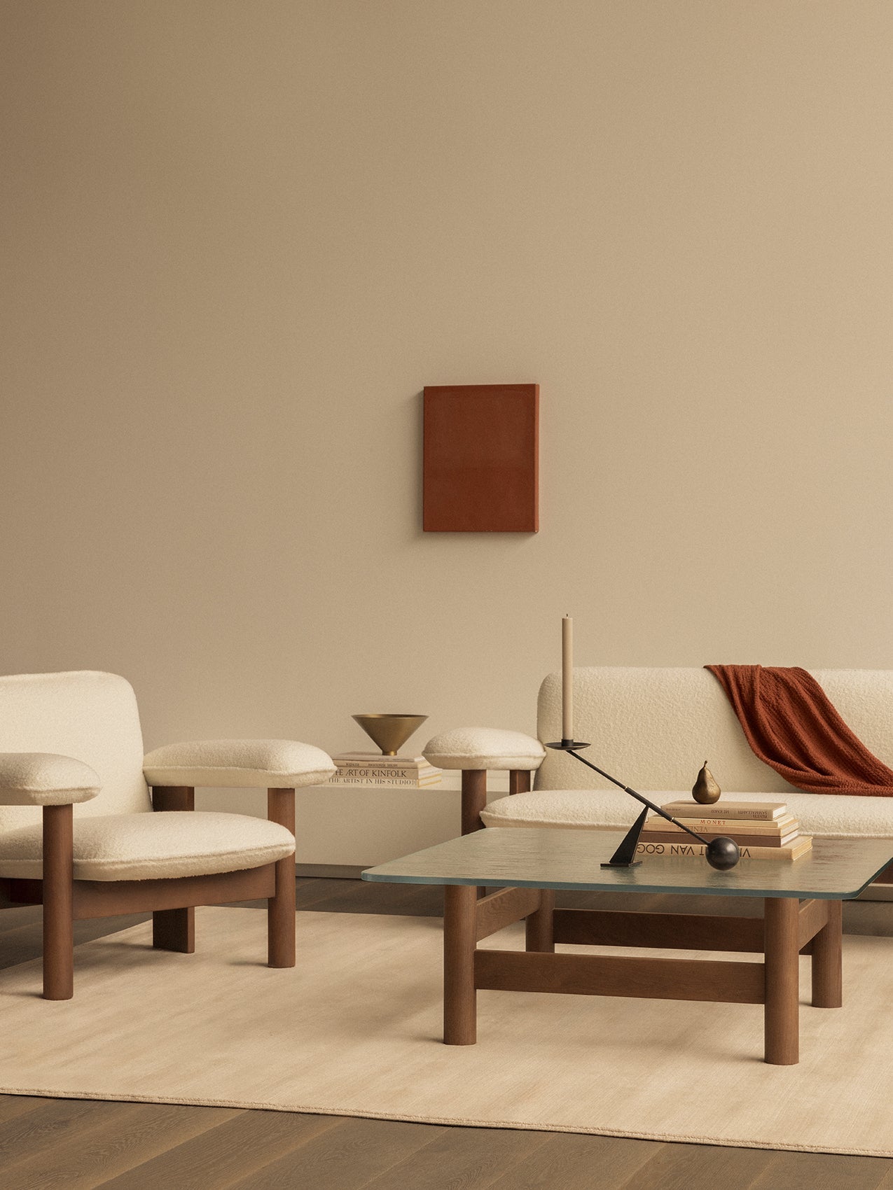 Fauteuil lounge scandinave du milieu du siècle à dossier bas, rembourré en textile, avec cadre en bois pour salon et et chambre.