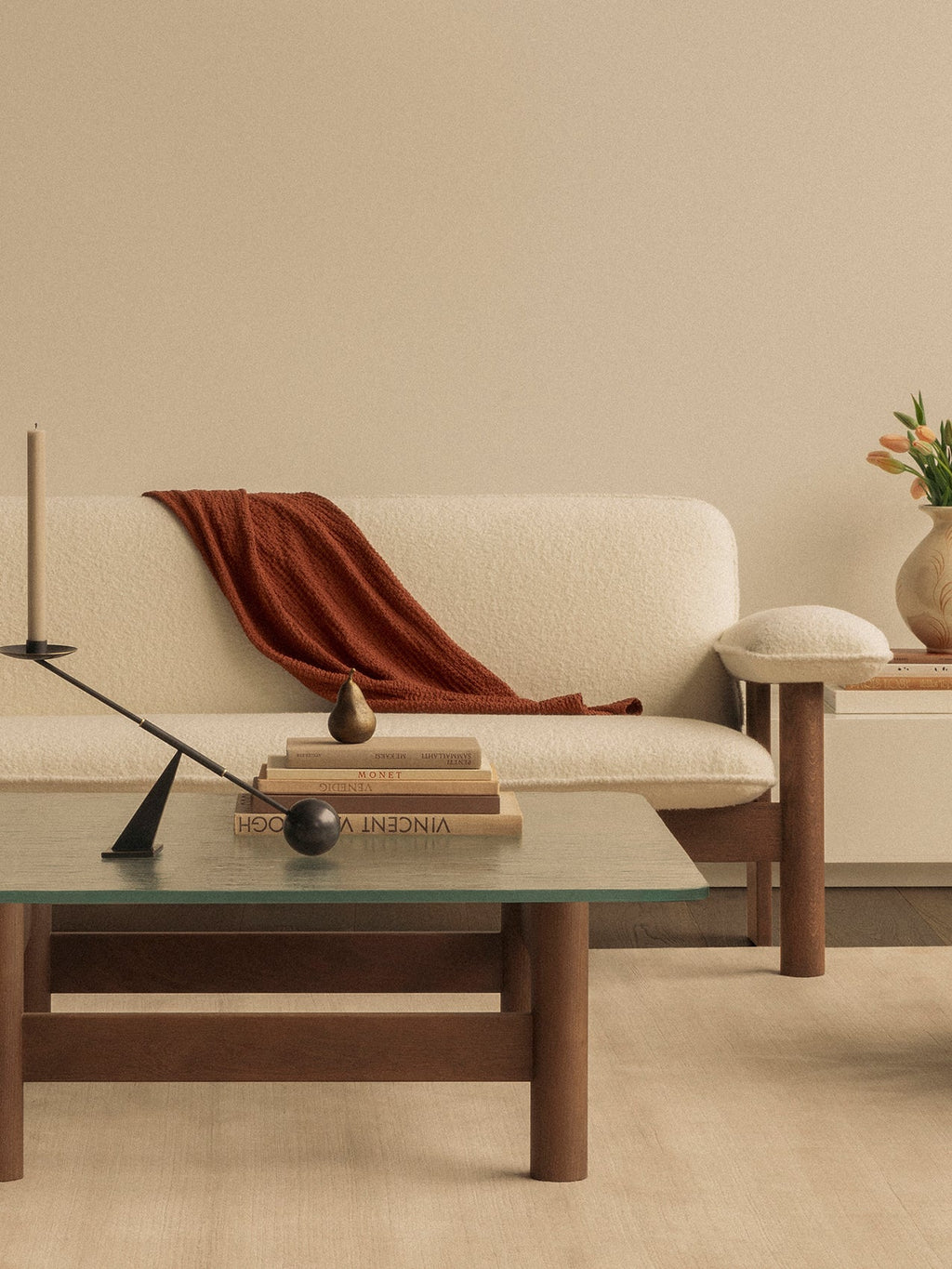Table basse de salon scandinave en bois et verre du milieu du siècle avec plateau en verre trempé