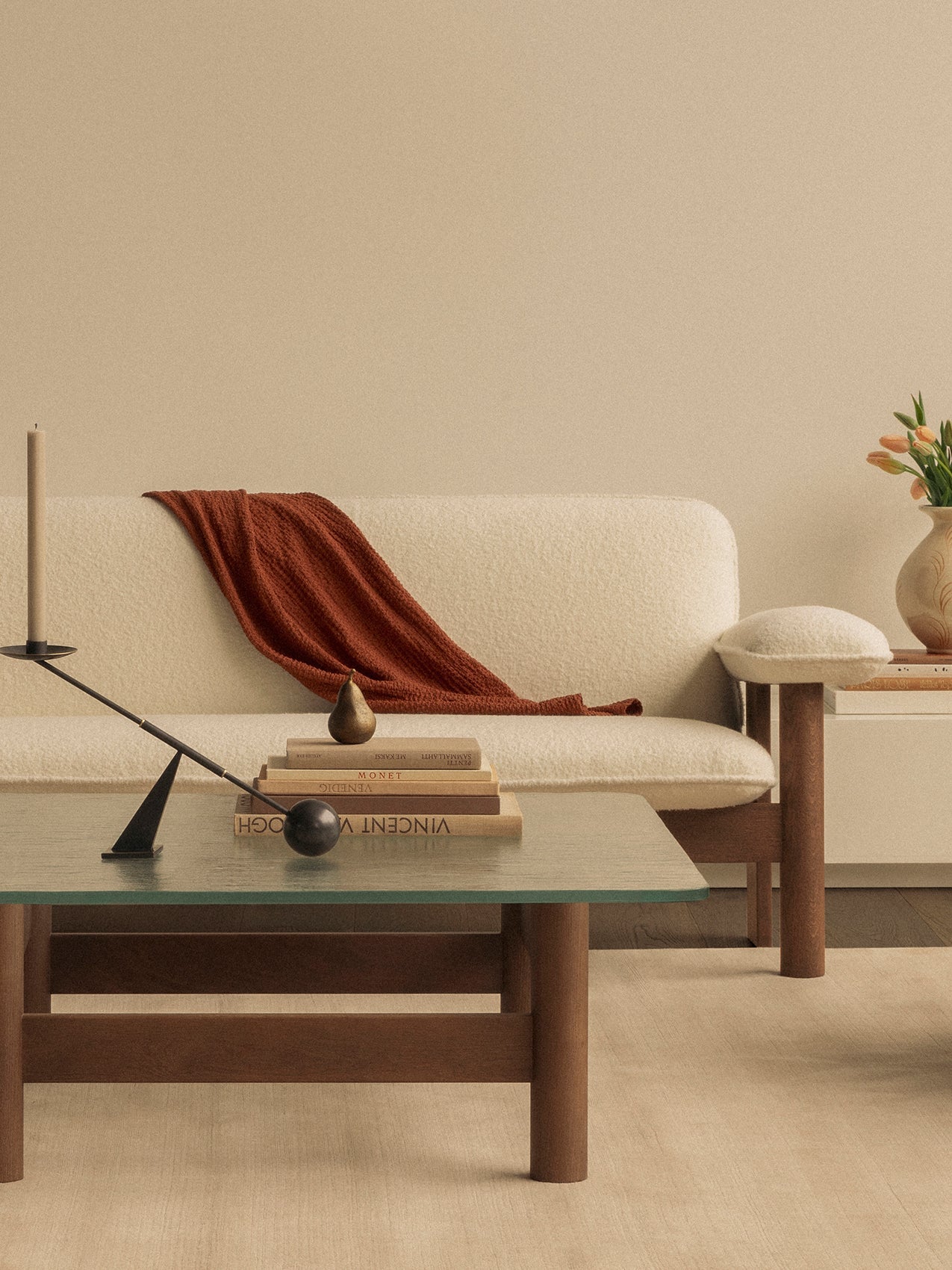 Table basse de salon scandinave en bois et verre du milieu du siècle avec plateau en verre trempé