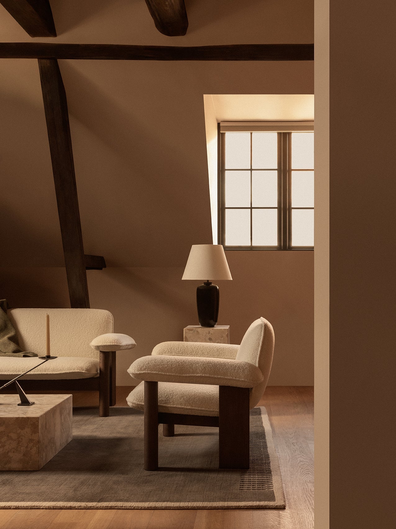 Fauteuil lounge scandinave du milieu du siècle à dossier bas, rembourré en textile, avec cadre en bois pour salon et et chambre.