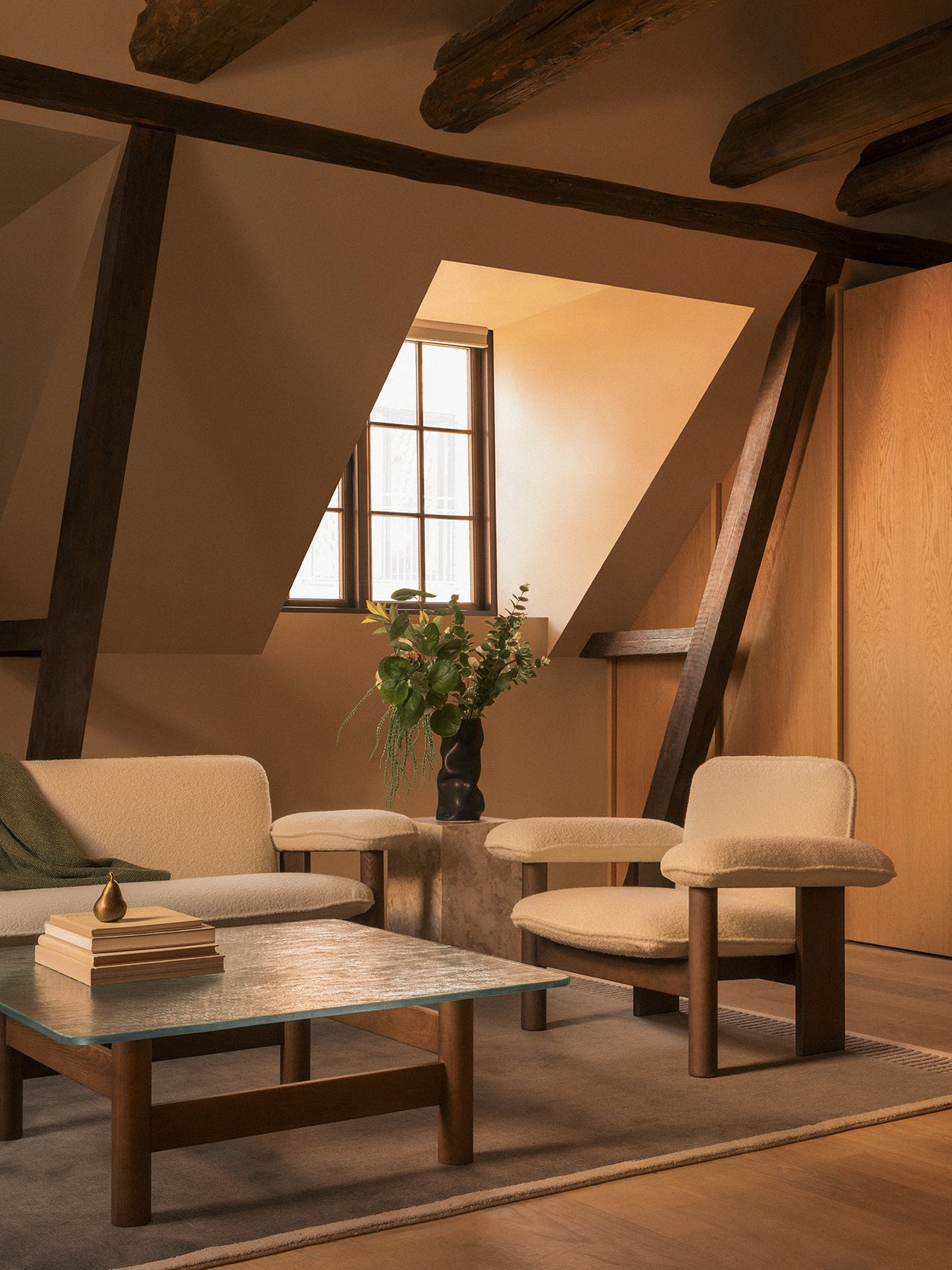 Table basse de salon scandinave en bois et verre du milieu du siècle avec plateau en verre trempé
