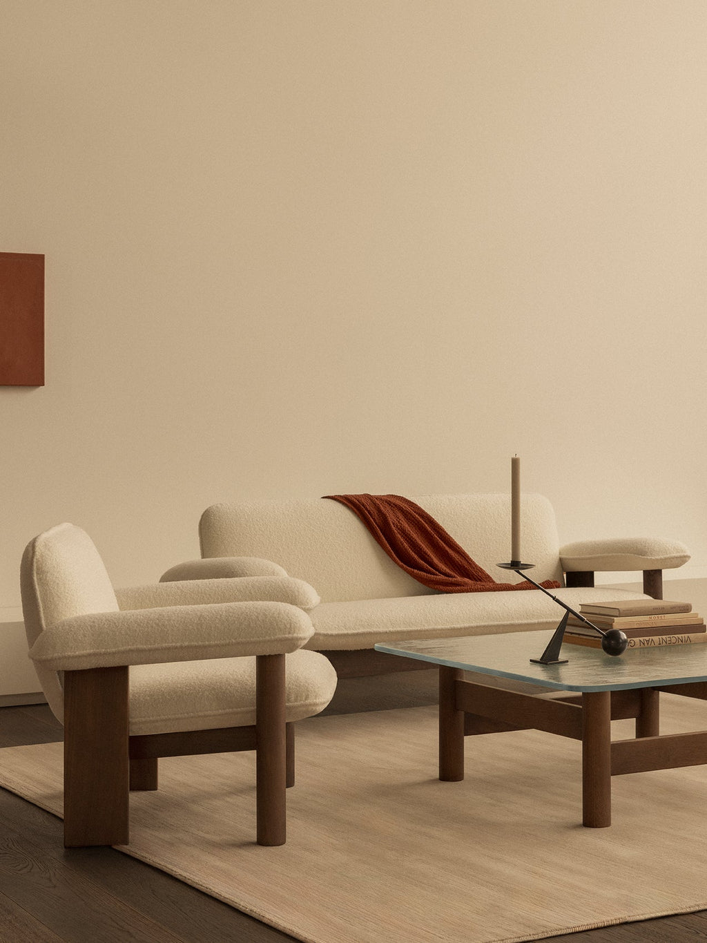 Fauteuil lounge scandinave du milieu du siècle à dossier bas, rembourré en textile, avec cadre en bois pour salon et et chambre.