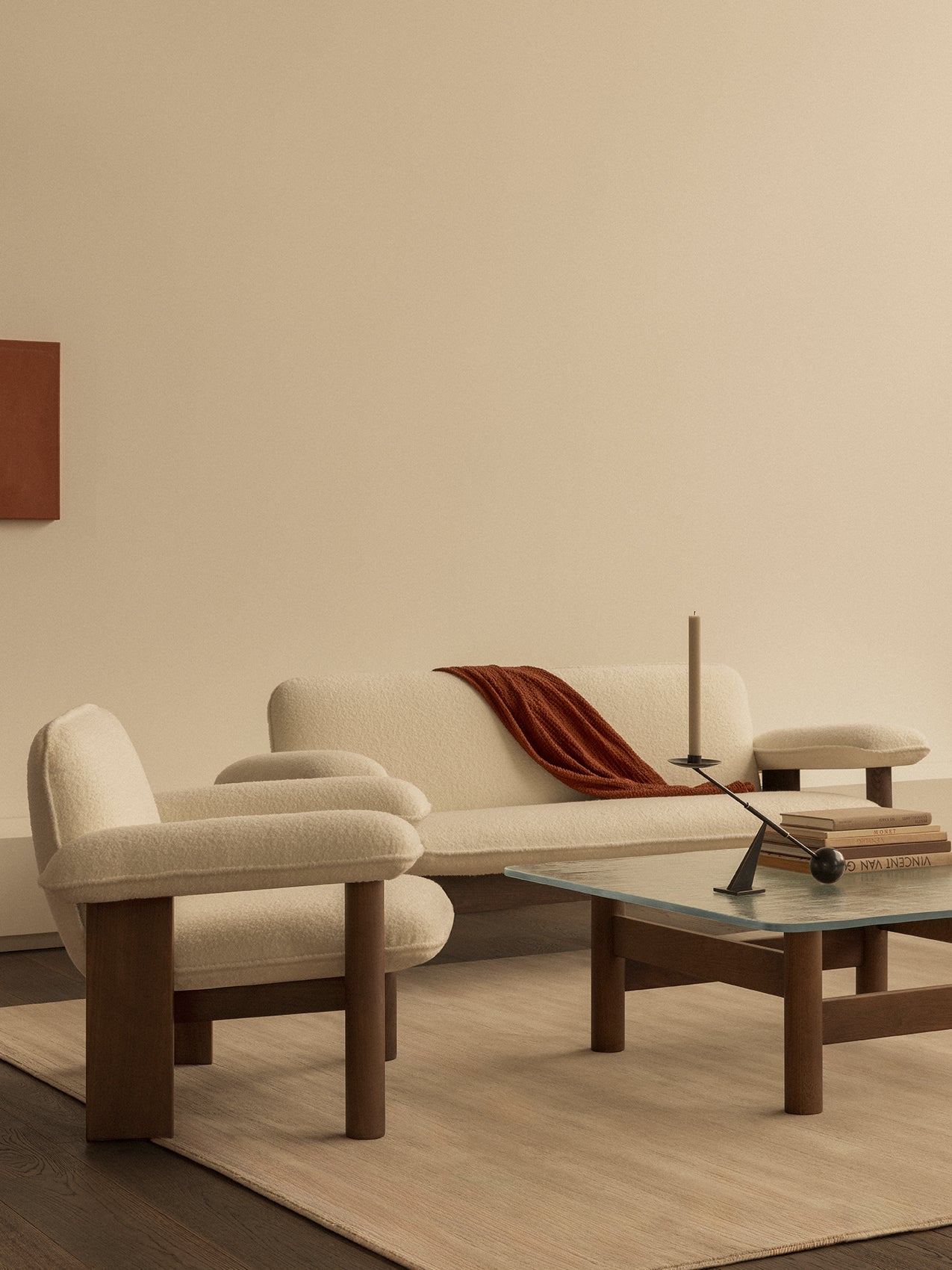 Fauteuil lounge scandinave du milieu du siècle à dossier bas, rembourré en textile, avec cadre en bois pour salon et et chambre.