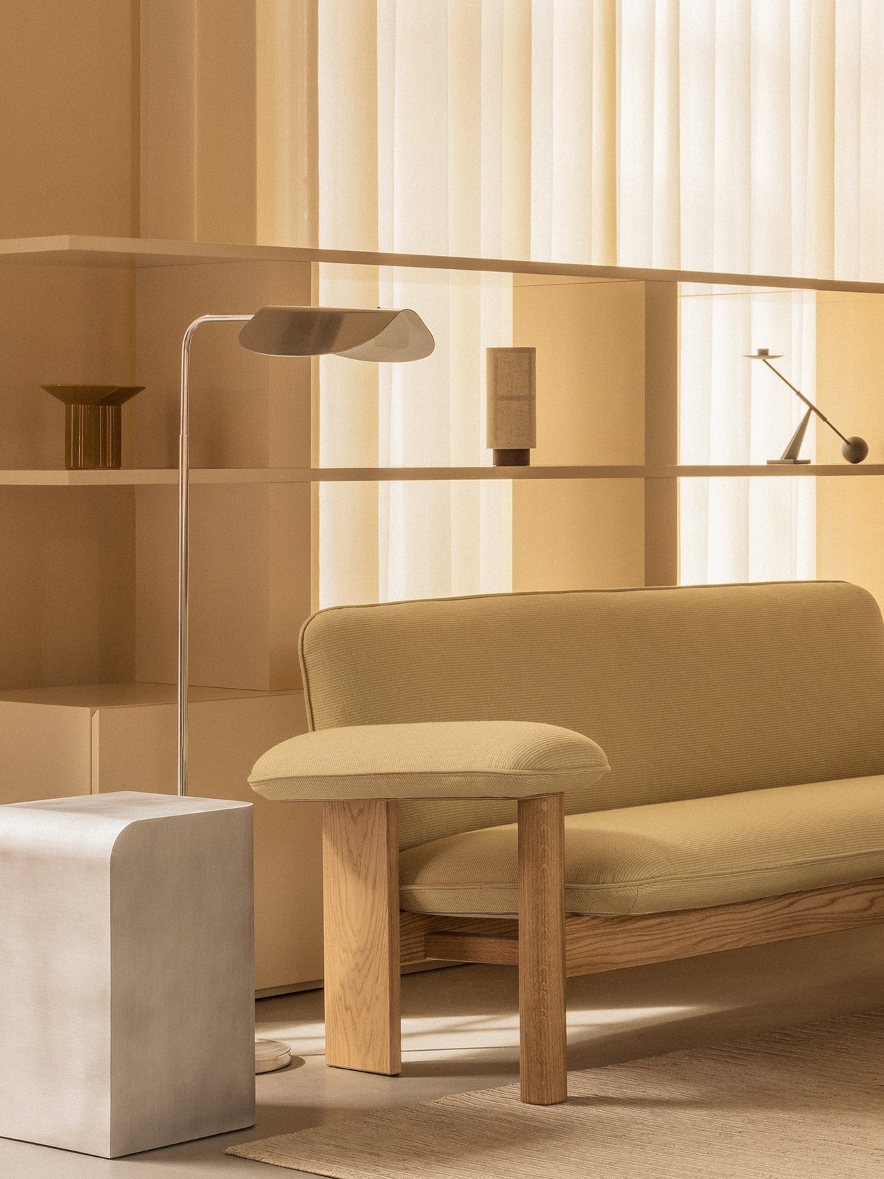 Table d'appoint moderne en aluminium poli avec surface courbée protégée par laque pour salon