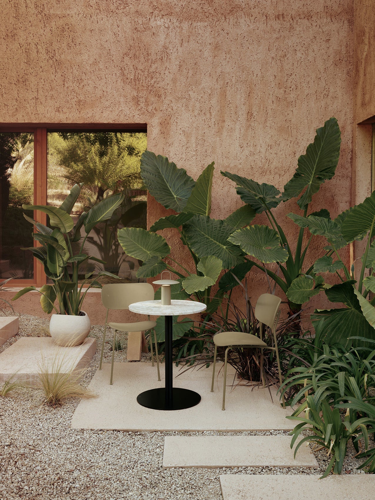 Chaise de salle à manger d'extérieur en plastique recyclé moderne avec conception empilable et résistante aux intempéries pour terrasse et jardin