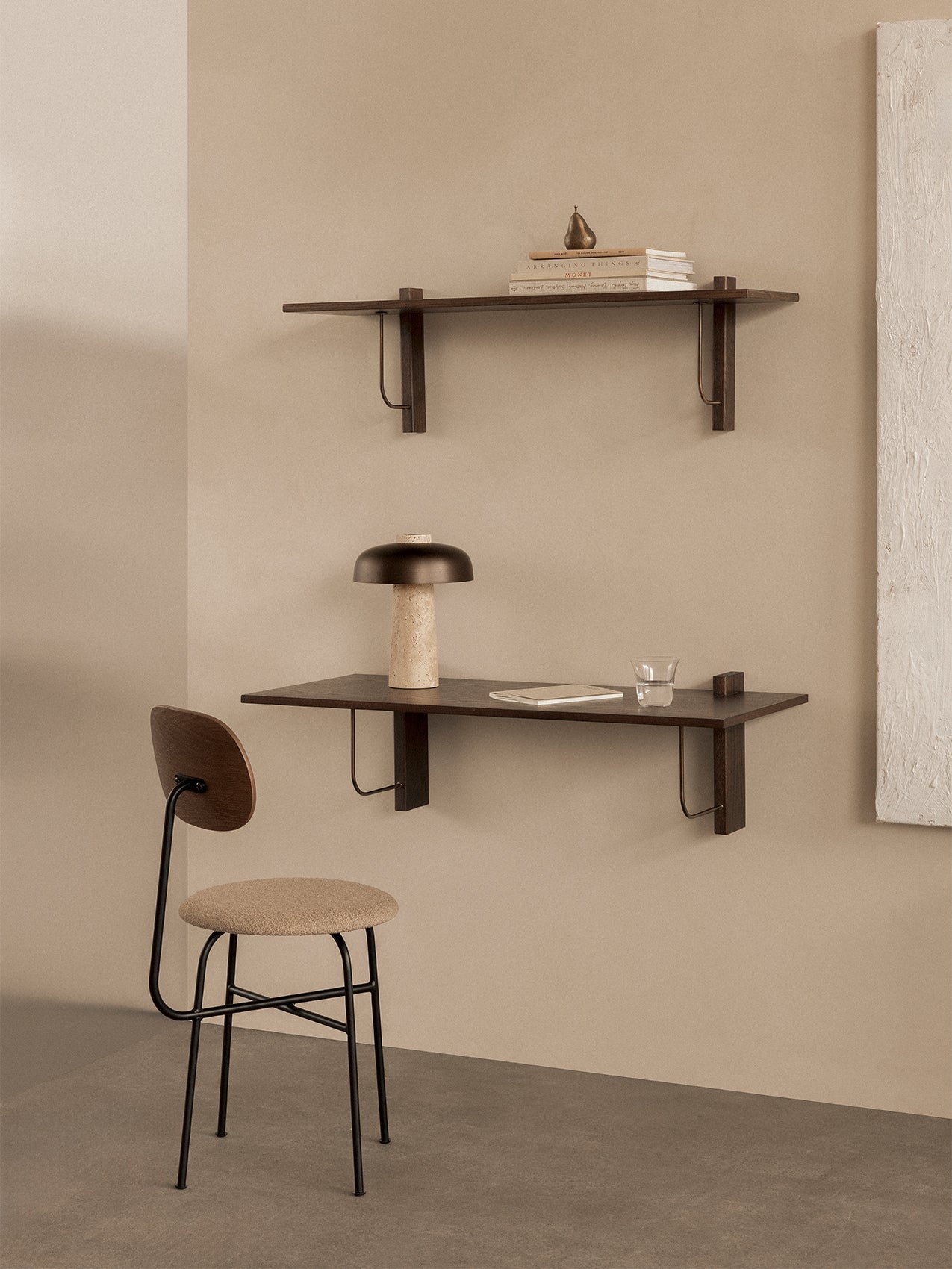 Étagère murale moderniste en marbre et chêne foncé, grande, avec support architectural, pour salon et bureau.
