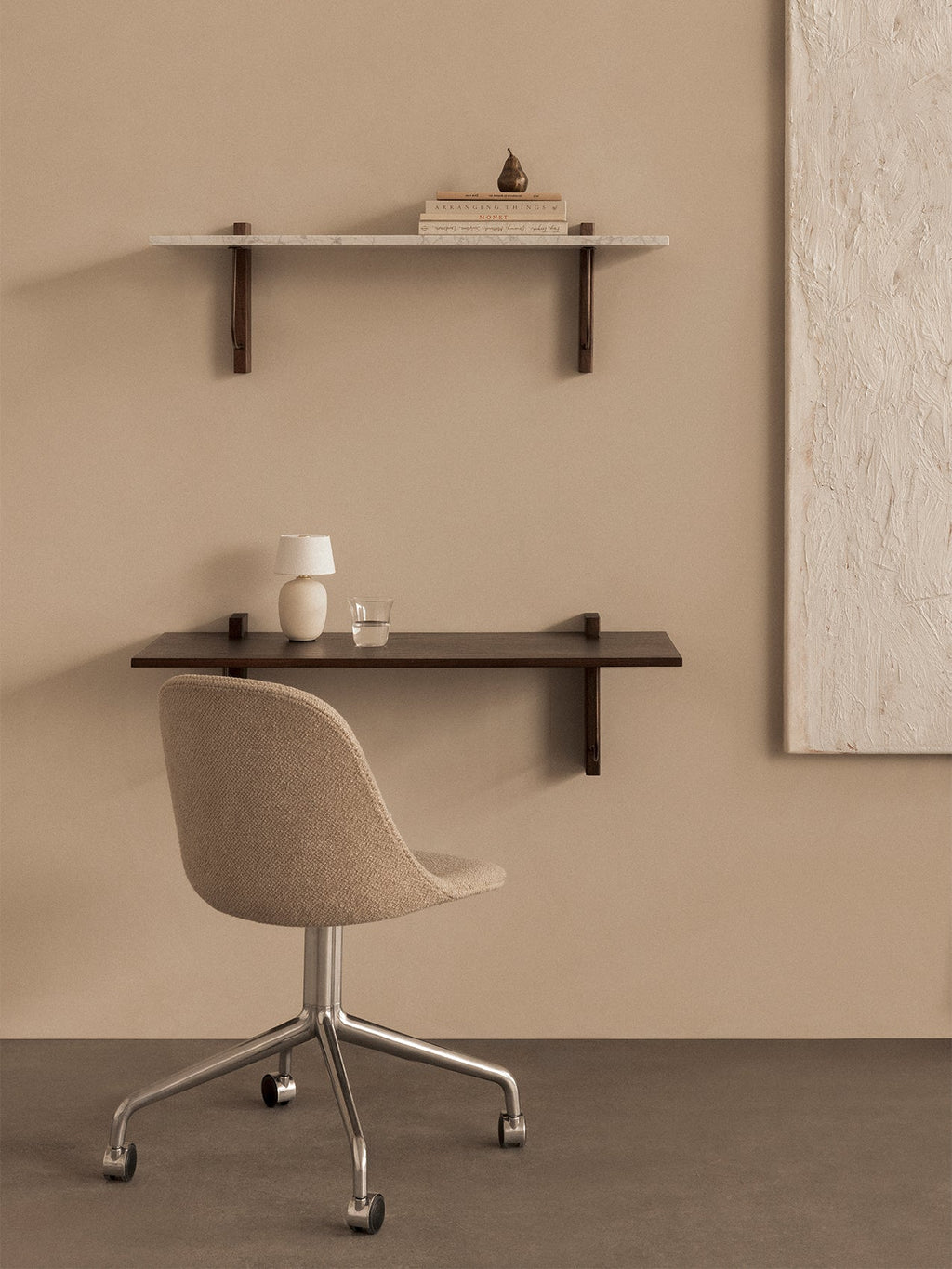 Étagère murale moderniste en marbre et chêne foncé, grande, avec support architectural, pour salon et bureau.