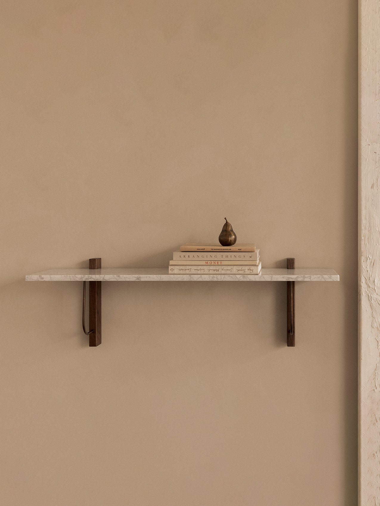 Étagère murale moderniste en marbre et chêne foncé, grande, avec support architectural, pour salon et bureau.