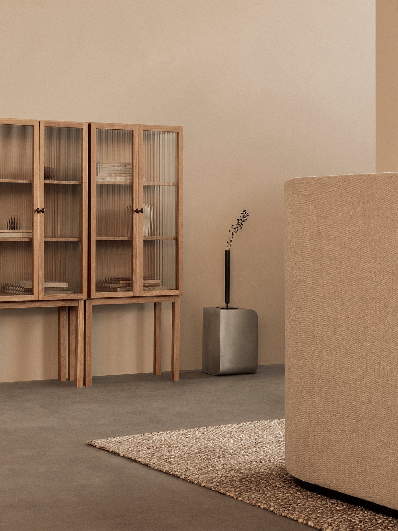 Table d'appoint moderne en aluminium poli avec surface courbée protégée par laque pour salon