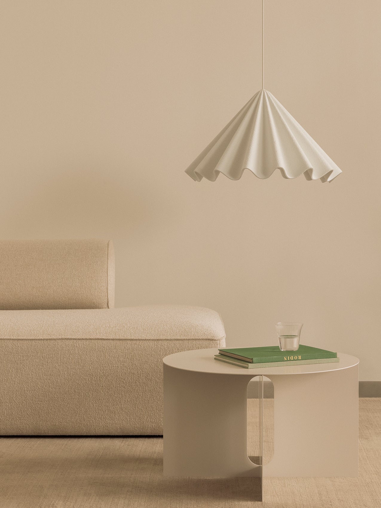 Table d'appoint scandinave en marbre Ø63 avec large plateau en porte-à-faux pour le salon