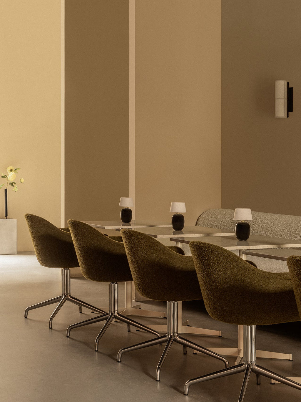 Chaise de salle à manger contemporaine rembourrée, piétement pivotant en aluminium poli, coque ergonomique pour salle à manger et bureau