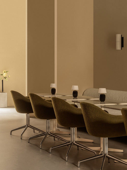 Chaise de salle à manger contemporaine rembourrée, piétement pivotant en aluminium poli, coque ergonomique pour salle à manger et bureau