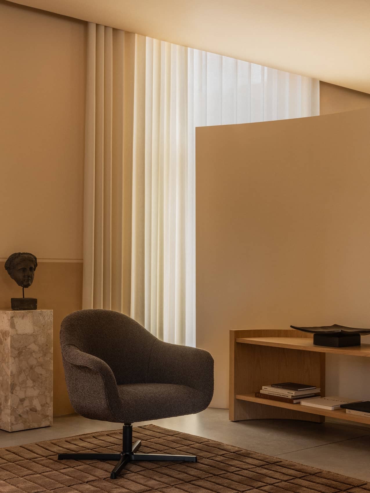 Fauteuil lounge pivotant contemporain en tissu avec piètement étoile en aluminium pour salon