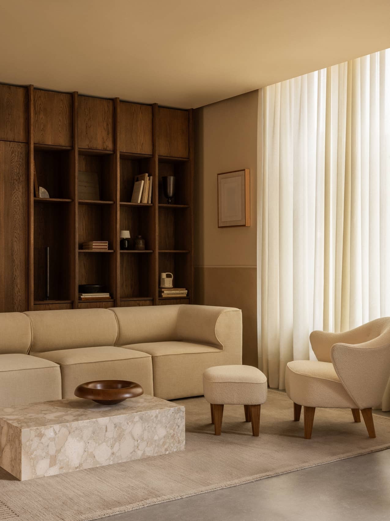 Table basse salon et couloir en marbre et pierre, design minimaliste avec piètement discret
