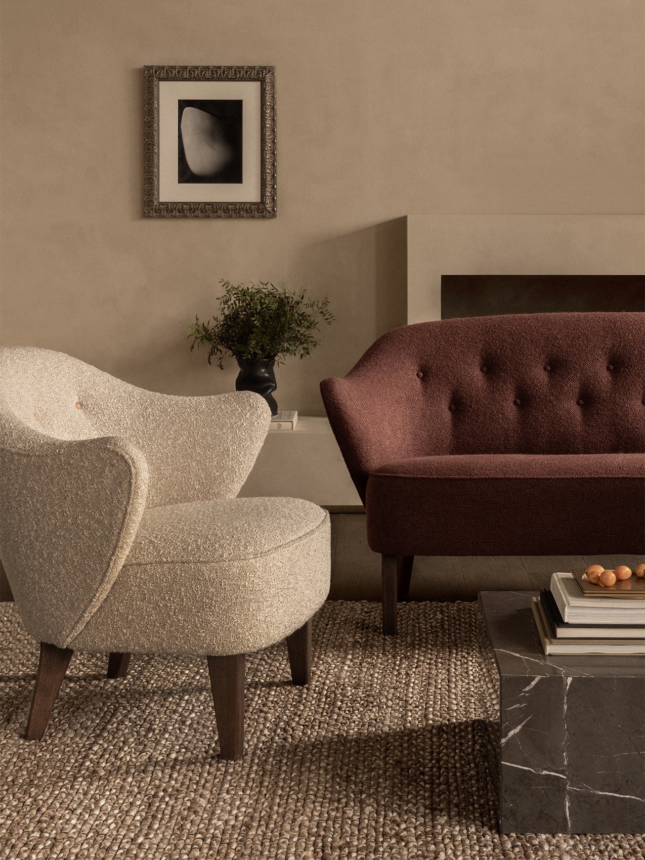 Fauteuil de salon tapissé de textile avec accoudoirs sculpturaux pour le salon