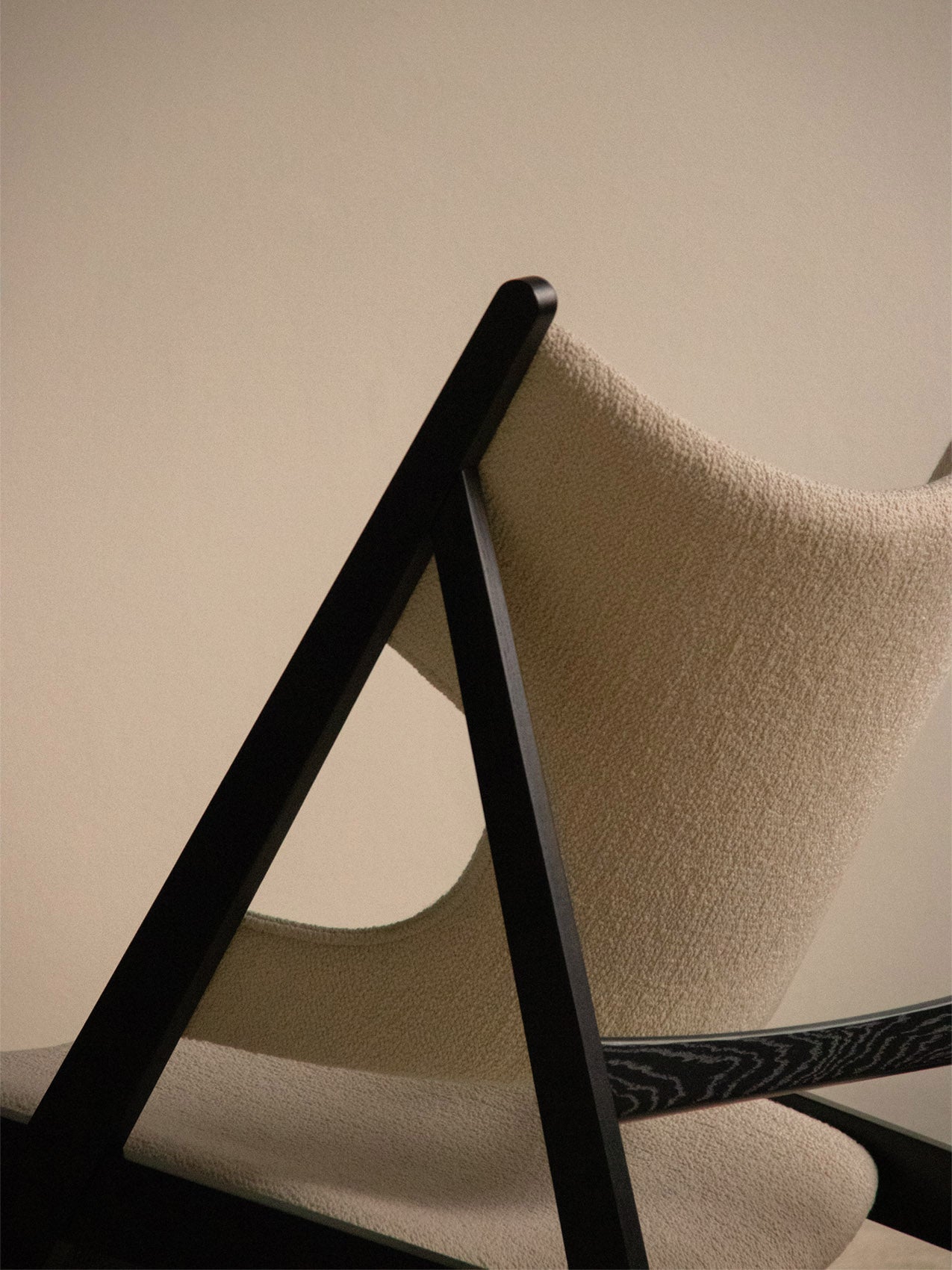 Fauteuil Lounge Mid-Century en Chêne Noir et Bouclé avec Design Ergonomique en Tricot pour Salon